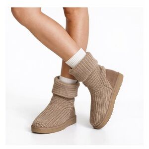 🔥UGG 🔥 Tan Sweater Cardy boots sz 8 great cond price firm!